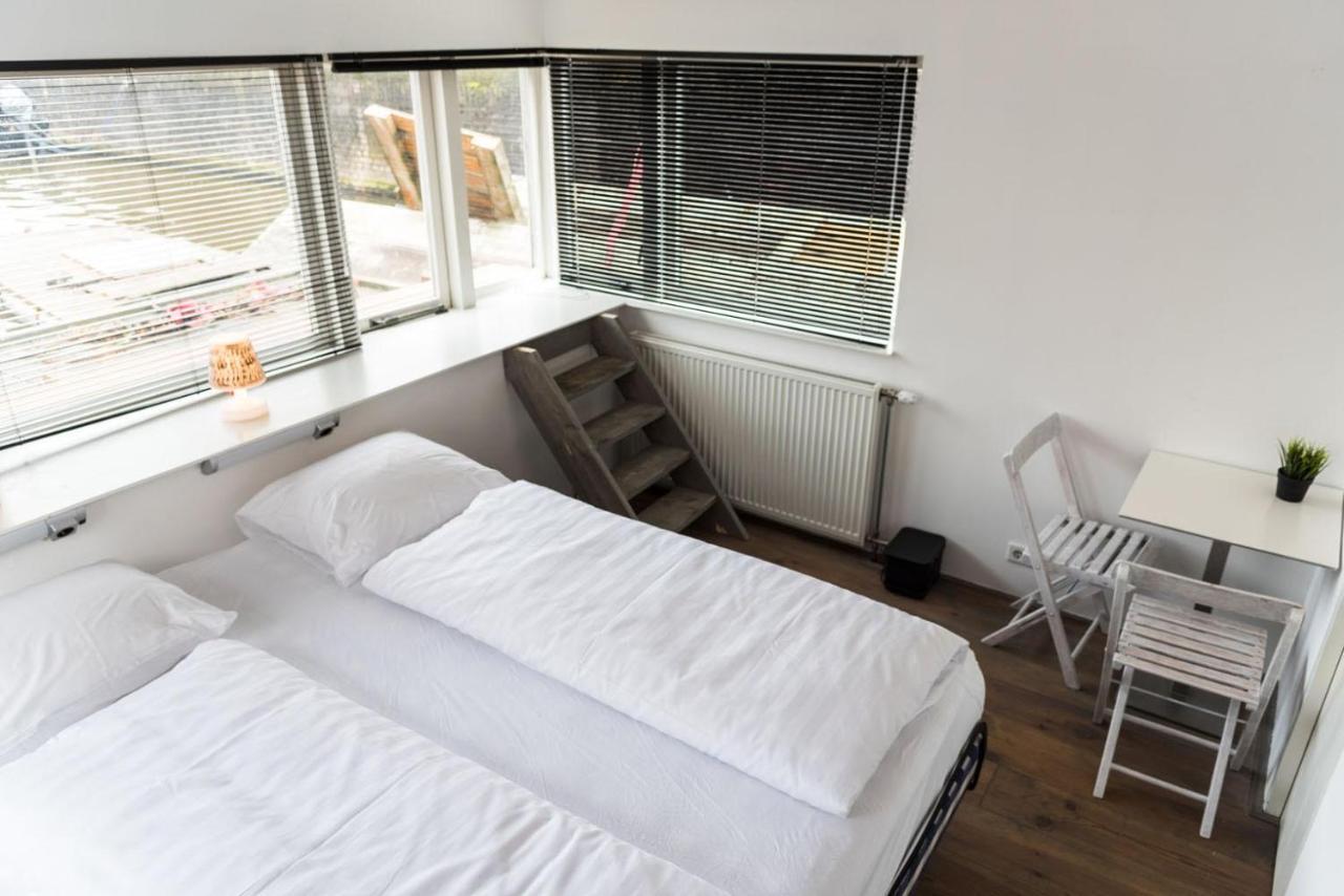 Houseboat Next To Amstel Bed & Breakfast Amsterdam Exterior photo